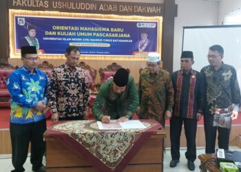 Penandatanganan naskah launching program Doktor oleh Rektor, Prof Dr. Marjoni Imamora. [foto : ist]