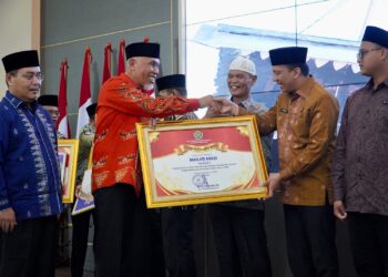 Pj Wako Sonny Terima Ampera Award 2024 Tingkat Sumbar untuk 2 Masjid di Padang Panjang