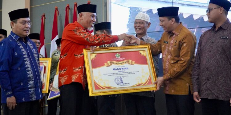 Pj Wako Sonny Terima Ampera Award 2024 Tingkat Sumbar untuk 2 Masjid di Padang Panjang