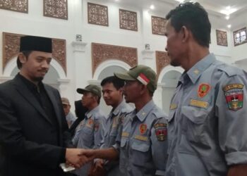 Satlinmas Kelurahan di Bukittinggi Terima Kartu BPJS Ketenagakerjaan