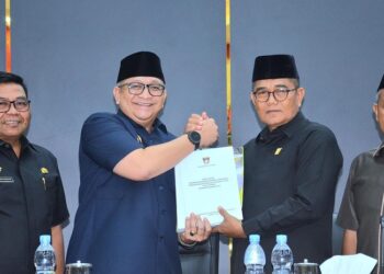 Pj Wali Kota dan Ketua DPRD Padang saat menyampaikan Nota Pengantar Wali Kota Padang terhadap Rancangan Perubahan KUA-PPAS APBD Kota Padang TA 2024 ke DPRD Kota Padang (Foto: Ist)