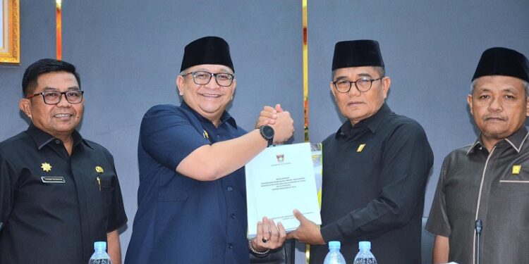 Pj Wali Kota dan Ketua DPRD Padang saat menyampaikan Nota Pengantar Wali Kota Padang terhadap Rancangan Perubahan KUA-PPAS APBD Kota Padang TA 2024 ke DPRD Kota Padang (Foto: Ist)