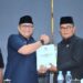 Pj Wali Kota dan Ketua DPRD Padang saat menyampaikan Nota Pengantar Wali Kota Padang terhadap Rancangan Perubahan KUA-PPAS APBD Kota Padang TA 2024 ke DPRD Kota Padang (Foto: Ist)