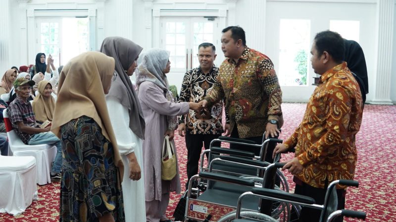 Pemko Bukittinggi Salurkan Bantuan Kursi Roda dan Sembako Buat Lansia