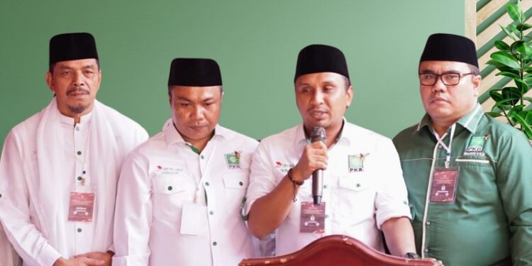 Ketua DPW PKB Sumbar, Firdaus di dampingi Sekretaris, Rico Alviano dan Bendahara, Donizar (Foto: Ist)