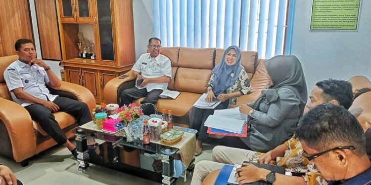 Kunjungan KI Sumbar bersama Dinas Kominfo 50 Kota, disambut Walinagari Simalanggang di kantor Walinagari Simalanggang (Foto: Ist)