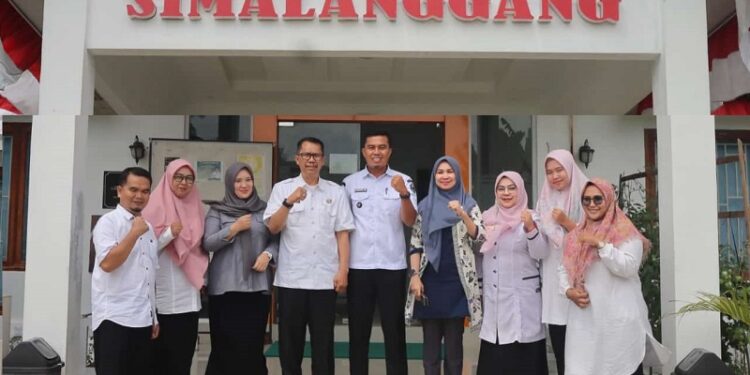 Wakil Ketua KI Sumbar, Kordinator Apresiasi Monev Desa 2034, Wali Nagari Simalanggang dan staf beserta perangkat nagari tentang PPID (Foto: Ist)