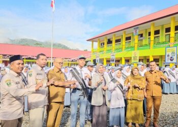 Komisioner KI Sumbar bersama Dinas Kominfotik Provinsi Sumbar Bidang IKP kukuhkan 150 siswa Duta Keterbukaan Informasi Publik (Foto: Ist)