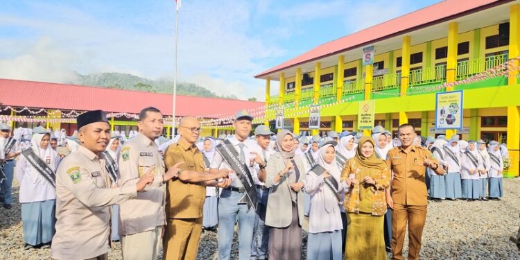 Komisioner KI Sumbar bersama Dinas Kominfotik Provinsi Sumbar Bidang IKP kukuhkan 150 siswa Duta Keterbukaan Informasi Publik (Foto: Ist)