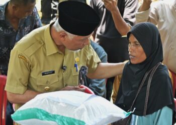Sambangi Keluarga Nia, Gubernur Mahyeldi Antarkan Santunan Rp42 Juta