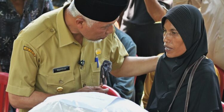 Sambangi Keluarga Nia, Gubernur Mahyeldi Antarkan Santunan Rp42 Juta