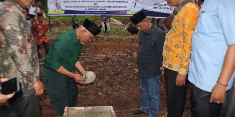 Gubernur Mahyeldi Letakkan Batu Pertama Masjid di Langgai