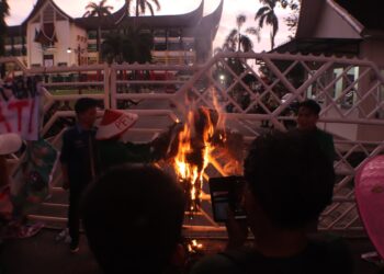 Demo Hari Tani, Foto Mahyeldi Dibakar Puluhan Mahasiswa