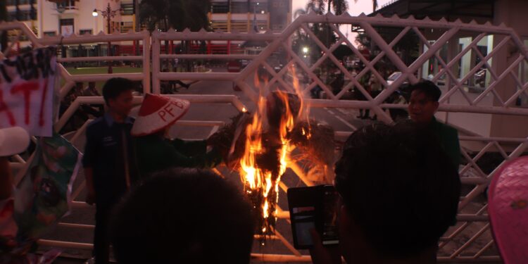 Demo Hari Tani, Foto Mahyeldi Dibakar Puluhan Mahasiswa