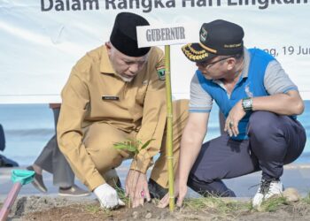 Gubernur Mahyeldi Raih Hattrick Penghargaan dari KLHK RI