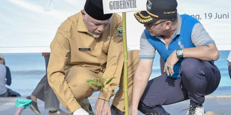 Gubernur Mahyeldi Raih Hattrick Penghargaan dari KLHK RI