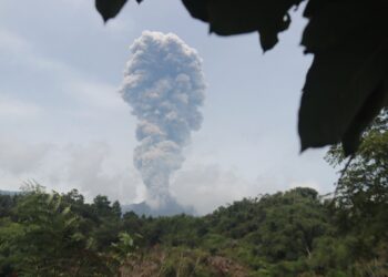 Gunung Marapi Erupsi Lagi, Tinggi Abu Capai 300 Meter