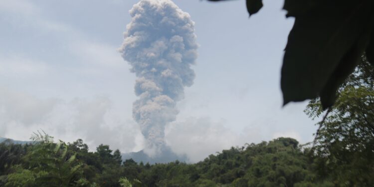 Gunung Marapi Erupsi Lagi, Tinggi Abu Capai 300 Meter