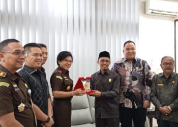 Ketua Sementara DPRD Sumbar Irsyad Safar Terima Kunjungan Silaturahmi Kajati Sumbar