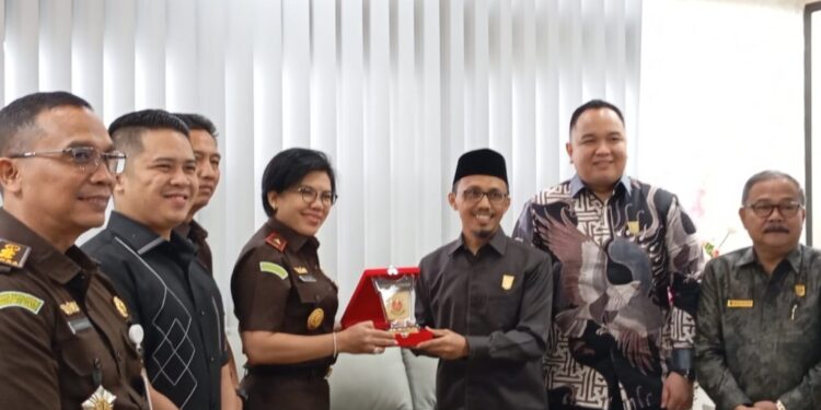 Ketua Sementara DPRD Sumbar Irsyad Safar Terima Kunjungan Silaturahmi Kajati Sumbar