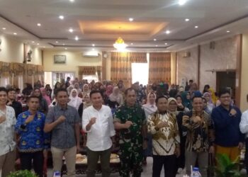 Foto bersama Bawaslu dengan komunitas dan pegiat kebudayaan pada kegiatan Launching Bawaslu Goes to Community di RM Samba Lado. Selasa, (17/09/2024)