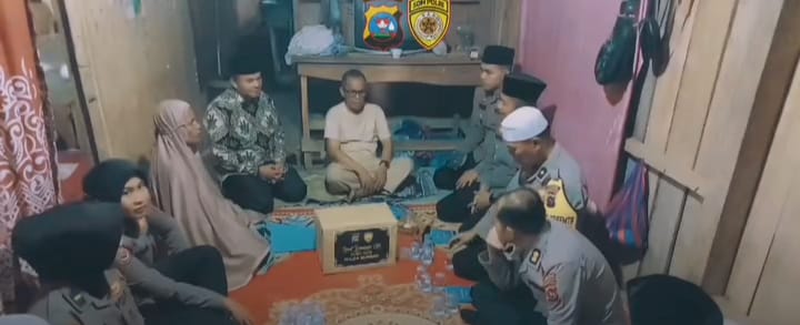 Tim Penmas Biro SDM Polda Sumbar saat memberikan trauma healing kepada keluarga NKS. [foto : ist]