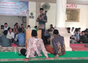 Anggota DPRD Kabupaten Tanah Datar, Yonnarlis saat menghadiri Mulid Nabi di Masjid Hidayah Balai Mato Aie Batipuah Ateh. Senin, (16/09/2024) [foto : ist]