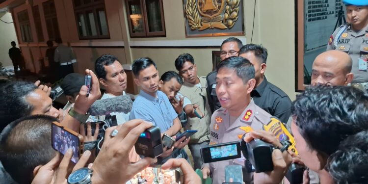 Kapolres Padang Pariaman, AKBP Ahmad Faisol Amir saat menjelaskan kronologis penangkapan tersangka, IS kepada Media. Kamis, (19/09/2024) malam [foto : sci/yrp]