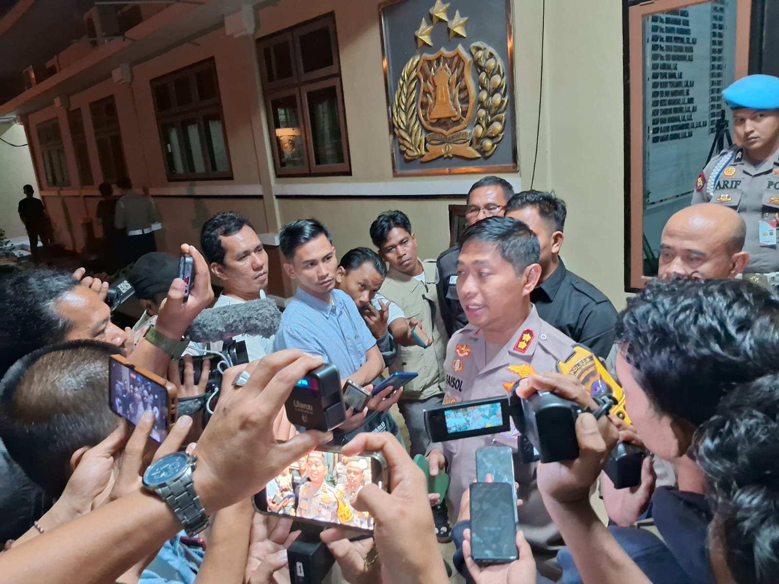 Kapolres Padang Pariaman, AKBP Ahmad Faisol Amir saat menjelaskan kronologis penangkapan tersangka, IS kepada Media. Kamis, (19/09/2024) malam [foto : sci/yrp]