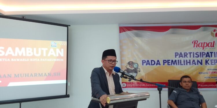 Ketua Bawaslu Kota Payakumbuh, Aan Muharman saat Rapat pengawasan partisipatif isu - isu negatif pada Pilkada serentak 2024 di Hotel Mangkuto. Selasa, (24/09/2024) [foto : Sci/yrp]