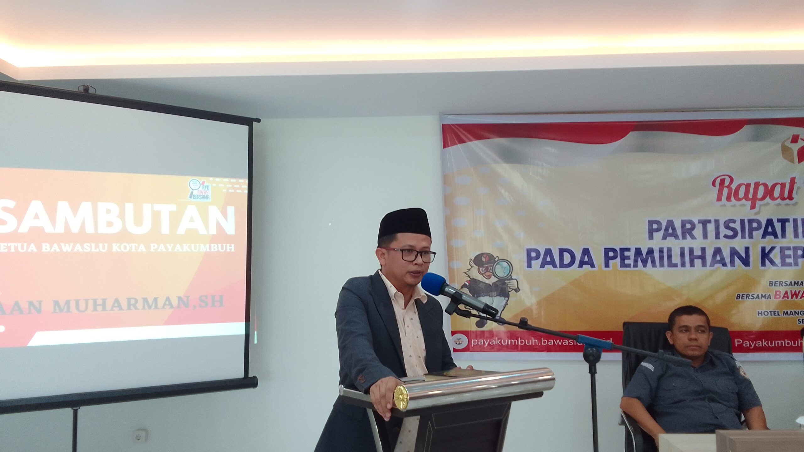 Ketua Bawaslu Kota Payakumbuh, Aan Muharman saat Rapat pengawasan partisipatif isu - isu negatif pada Pilkada serentak 2024 di Hotel Mangkuto. Selasa, (24/09/2024) [foto : Sci/yrp]