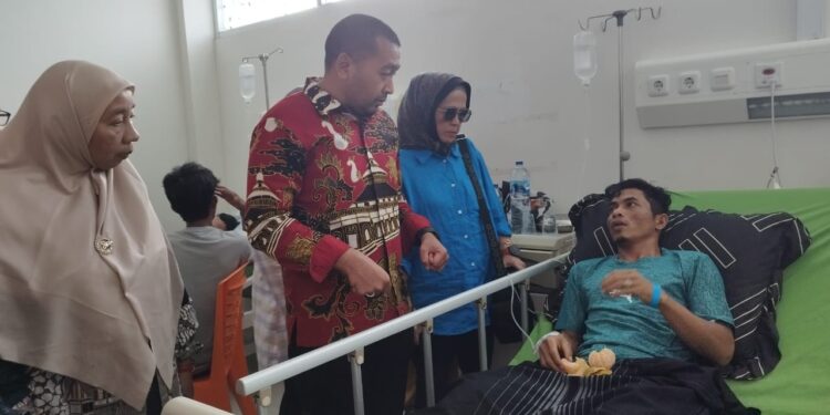 Pemprov Sumbar Serahkan Bantuan bagi Korban Tambang Ilegal di Solok