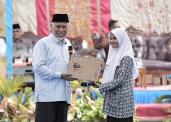 Peserta Seminar Kaget, Mahyeldi Bagikan Laptop di SMAN 1 Solok
