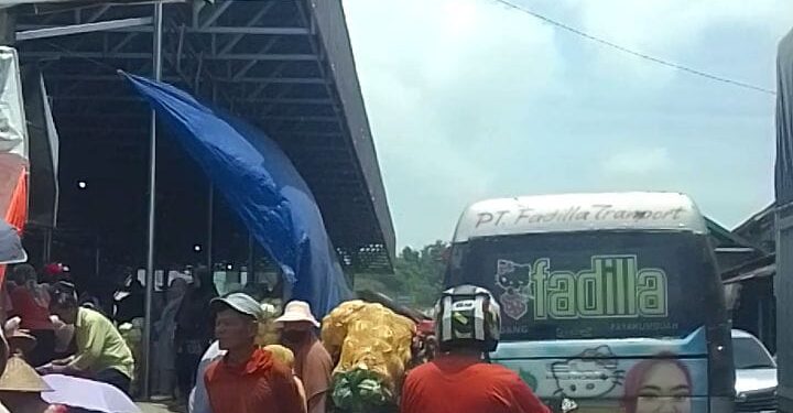 Kendaraan Merangkak, Rutinitas Aktivitas Macet ‘Hari Balai’ Koto Baru