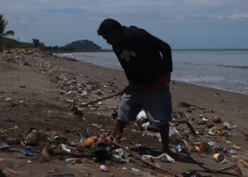 Pedagang Pantai Padang Mengeluh Banyaknya Sampah Dari Hulu