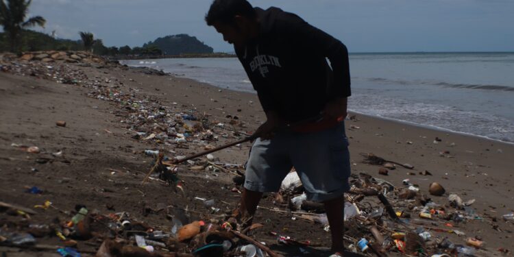Pedagang Pantai Padang Mengeluh Banyaknya Sampah Dari Hulu