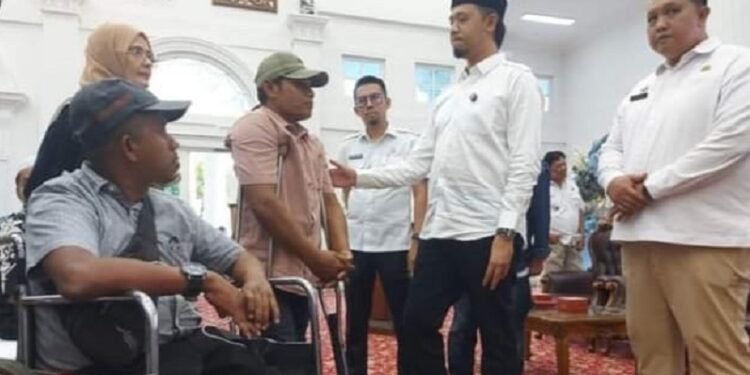 Bantu Penyandang Disabilitas, Pemko Bukittinggi Salurkan Bantuan Paket Sembako