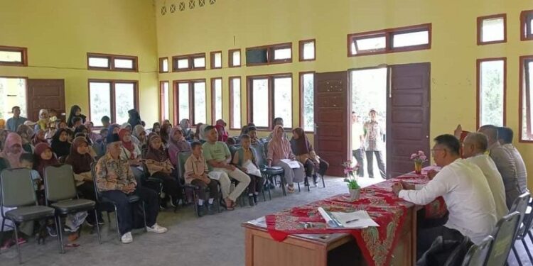 Baznas Dharmasraya Berikan Beasiswa kepada Siswa di Sembilan Koto