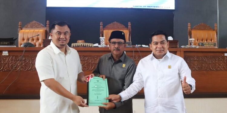 Bupati Sutan Riska Sampaikan Pandangan Umum Soal Ranperda APBD TA 2024