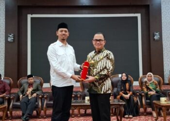 Erman Safar Serahkan Nota Pengantar Tugas ke Pjs Wali Kota Hani Syopiar Rustam