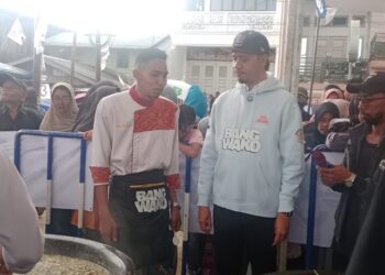 Erman Safar saat menggelar acara masak besar (Foto: Ist)
