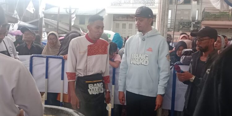 Erman Safar saat menggelar acara masak besar (Foto: Ist)