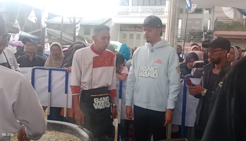Erman Safar saat menggelar acara masak besar (Foto: Ist)