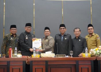 Foto bersama usai Sidang Paripurna DPRD Kota Padang terkait, Penyampaian Akhir Fraksi-Fraksi terhadap Rancangan Peraturan Daerah (Ranperda) Tentang APBD-P TA 2024, di Ruang Sidang Utama Kantor DPRD Padang, Senin (30/9). (Foto: Ist)