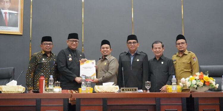 Foto bersama usai Sidang Paripurna DPRD Kota Padang terkait, Penyampaian Akhir Fraksi-Fraksi terhadap Rancangan Peraturan Daerah (Ranperda) Tentang APBD-P TA 2024, di Ruang Sidang Utama Kantor DPRD Padang, Senin (30/9). (Foto: Ist)