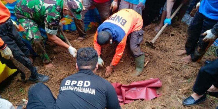Prosea evakuasi gadis penjual gorengan yang ditemukan meninggal. [foto : sumbarkita]