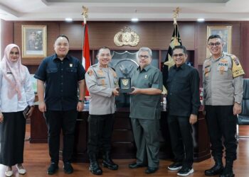 Ketua, wakil ketua DPRD,Plt Sekretaris DPRD usai bersilaturahmi dengan Kapolda Sumbar Irjen Pol Suharyono, di ruang rapat utama (Rupatama) Kapolda (Foto: Ist)