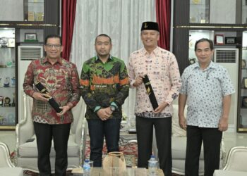 Plt Gubernur Audy Serahkan SK Perpanjangan Masa Jabatan Pj Wako Padang Panjang dan Pariaman