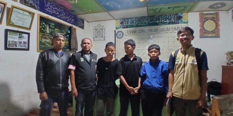 Dinsos Sumbar Antar Langsung Tiga Santri Ponpes Purba Sumut yang Terlantar di Pariaman
