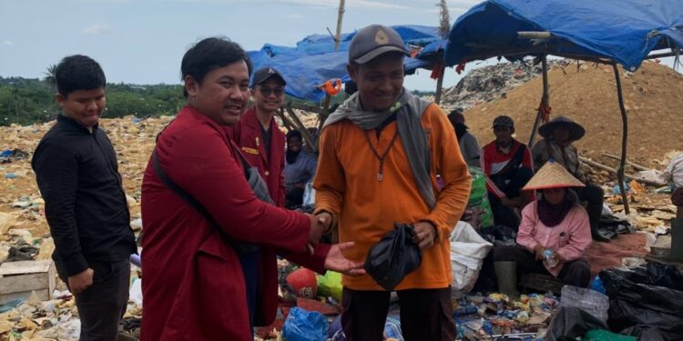 IMM UIN IB Padang Berbagi Sembako ke Pemulung TPA Air Dingin